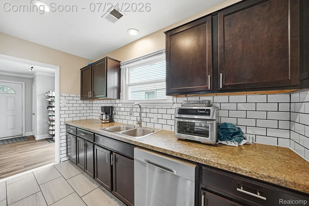 752 W Mapledale Avenue Hazel Park City MI 48030