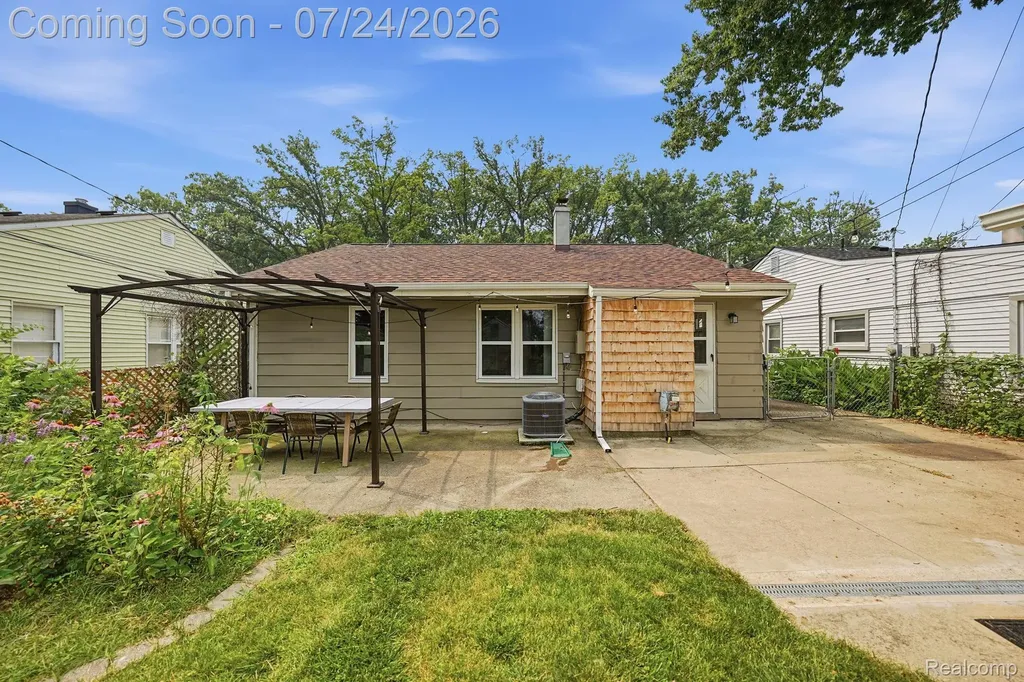 752 W Mapledale Avenue Hazel Park City MI 48030