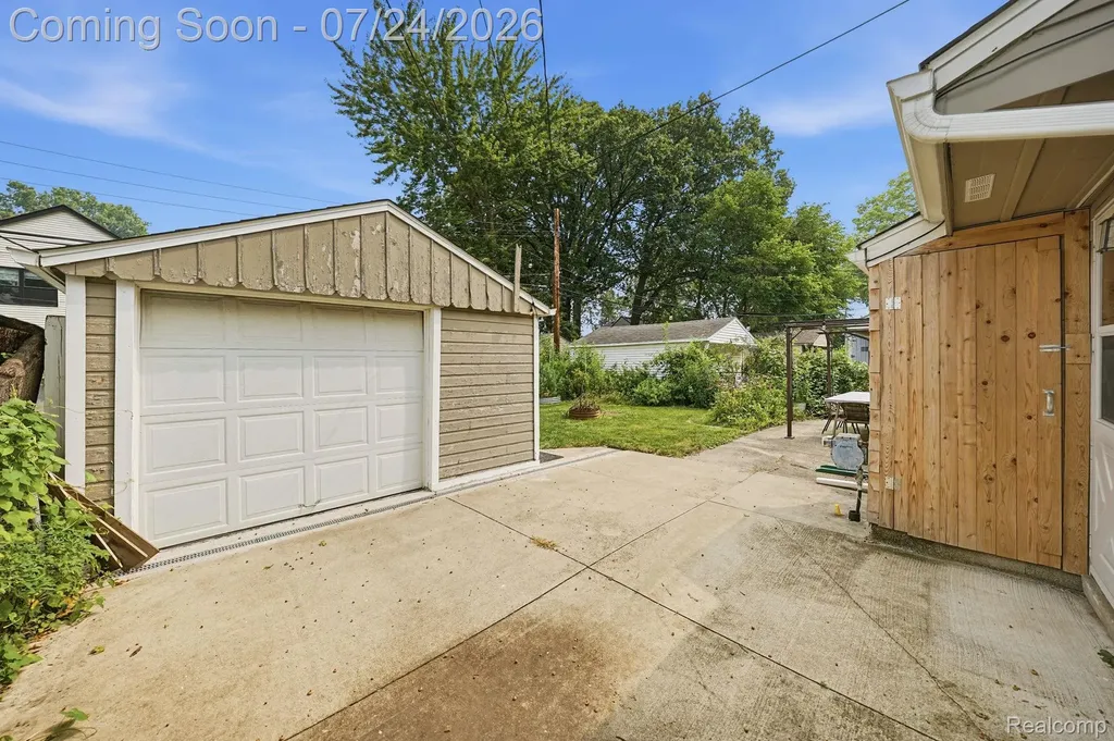 752 W Mapledale Avenue Hazel Park City MI 48030