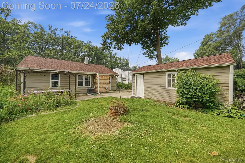 752 W Mapledale Avenue Hazel Park City MI 48030