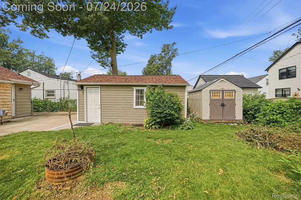 752 W Mapledale Avenue Hazel Park City MI 48030