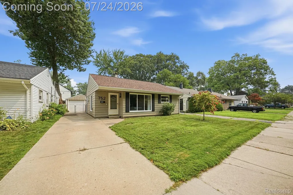 752 W Mapledale Avenue Hazel Park City MI 48030