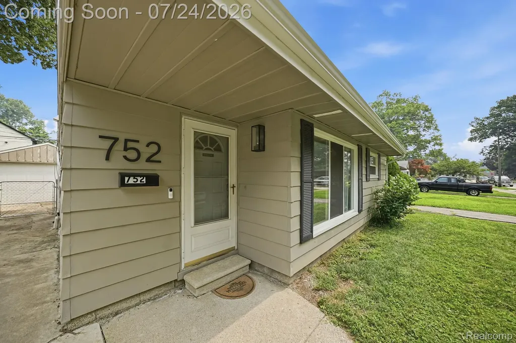 752 W Mapledale Avenue Hazel Park City MI 48030