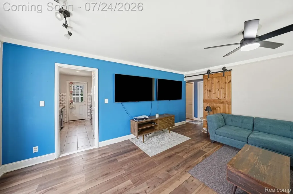 752 W Mapledale Avenue Hazel Park City MI 48030