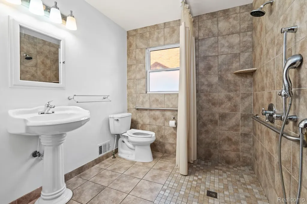 15615 Ryland Redford Charter Township MI 48239