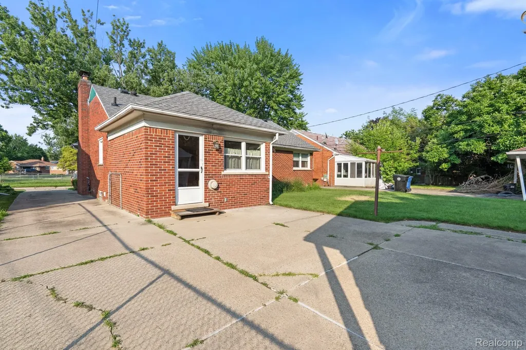 15615 Ryland Redford Charter Township MI 48239