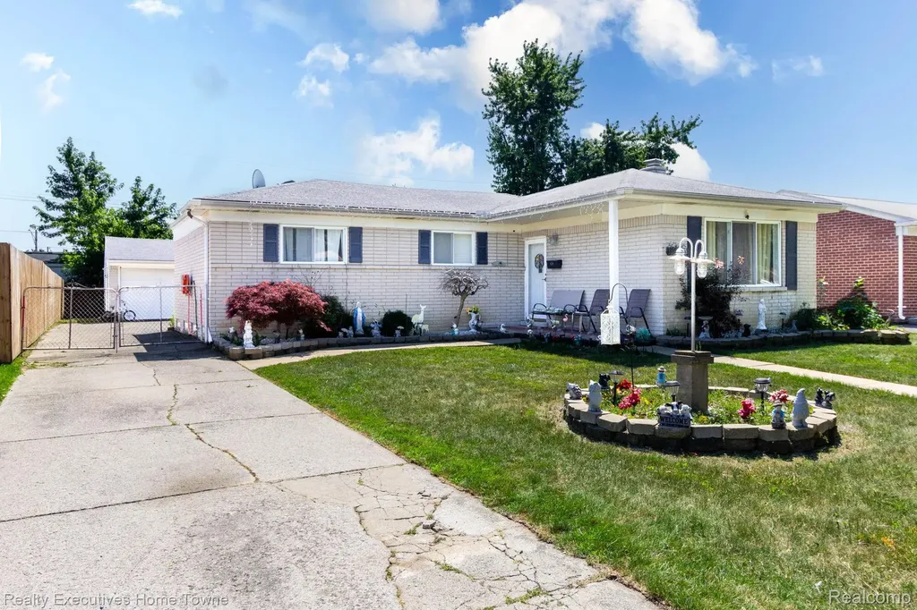 32566 Revere Drive Warren City MI 48092