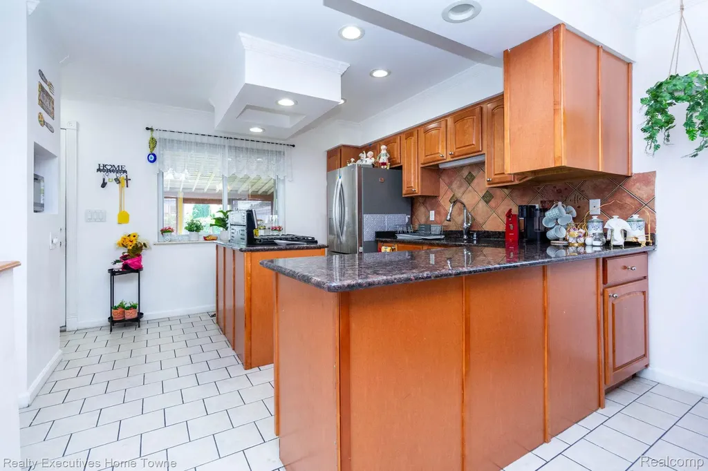 32566 Revere Drive Warren City MI 48092