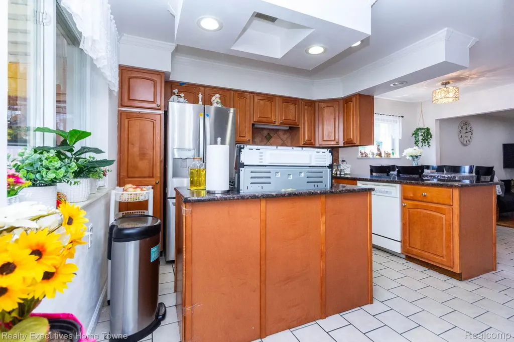 32566 Revere Drive Warren City MI 48092