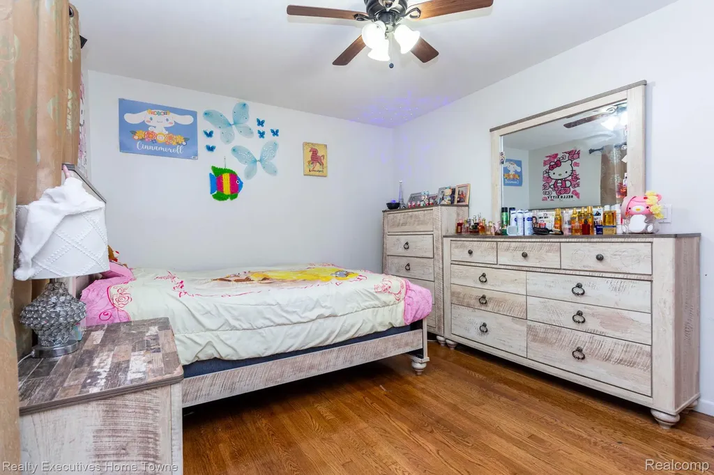 32566 Revere Drive Warren City MI 48092