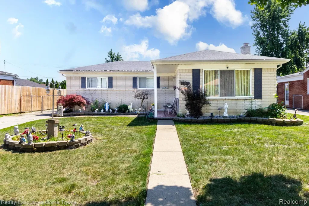 32566 Revere Drive Warren City MI 48092