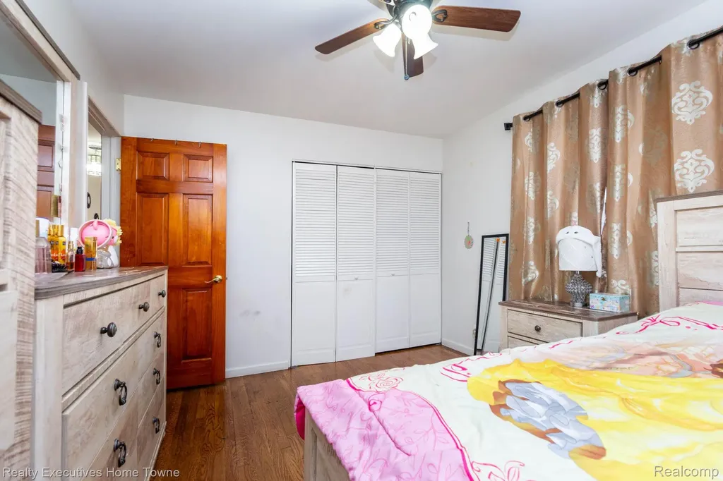 32566 Revere Drive Warren City MI 48092