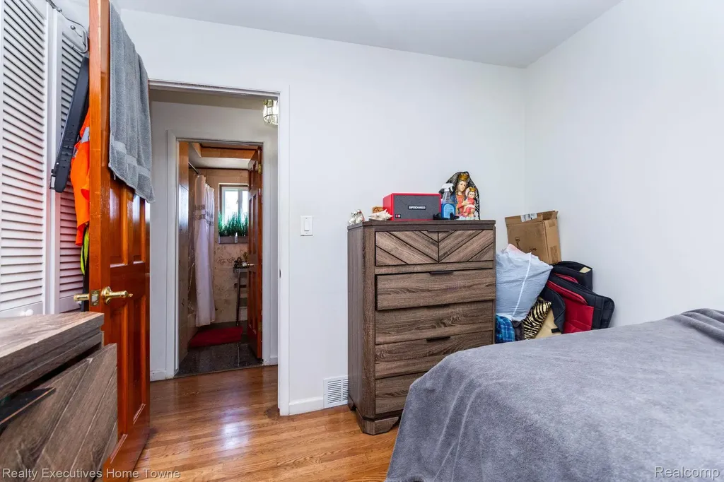 32566 Revere Drive Warren City MI 48092
