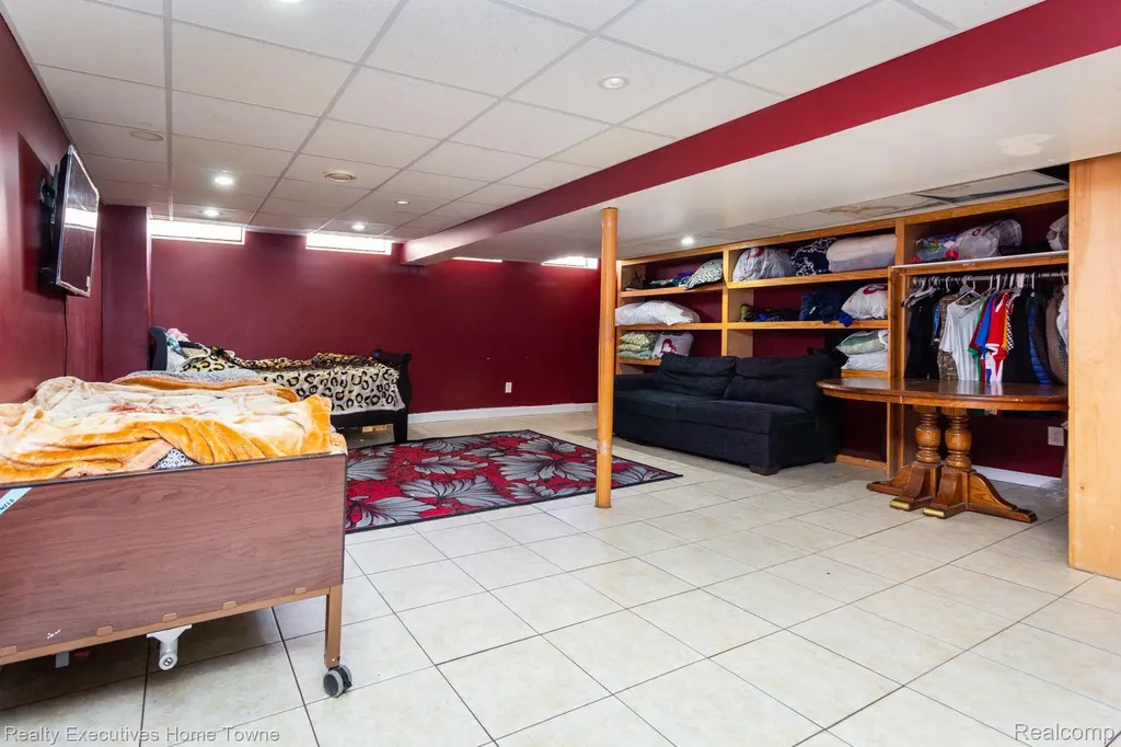 32566 Revere Drive Warren City MI 48092