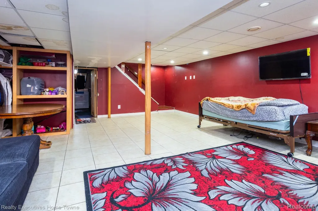 32566 Revere Drive Warren City MI 48092