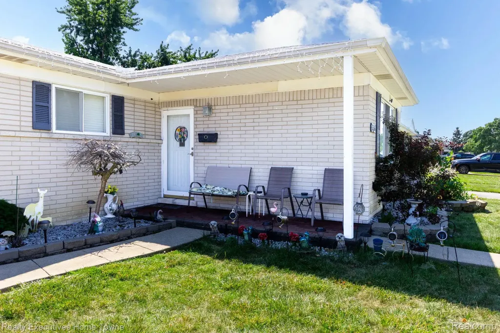 32566 Revere Drive Warren City MI 48092