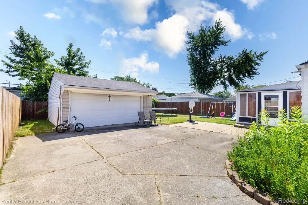 32566 Revere Drive Warren City MI 48092