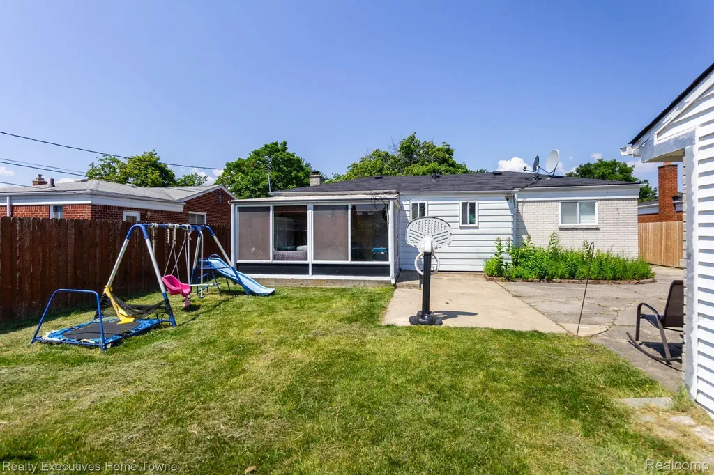 32566 Revere Drive Warren City MI 48092