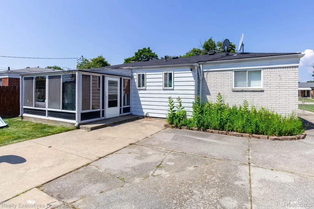 32566 Revere Drive Warren City MI 48092
