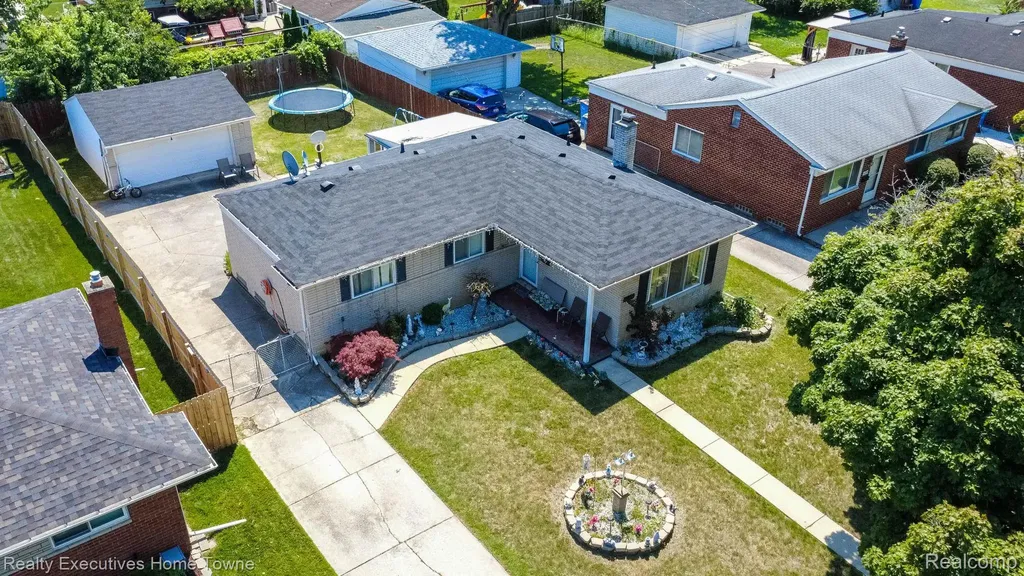 32566 Revere Drive Warren City MI 48092