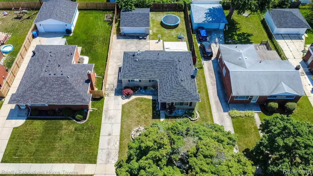 32566 Revere Drive Warren City MI 48092