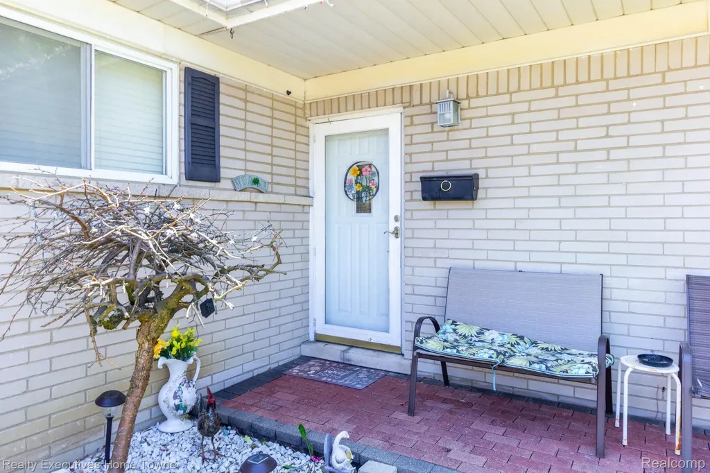 32566 Revere Drive Warren City MI 48092