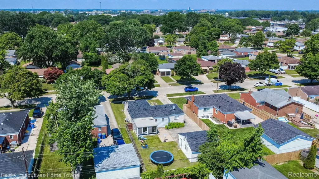32566 Revere Drive Warren City MI 48092