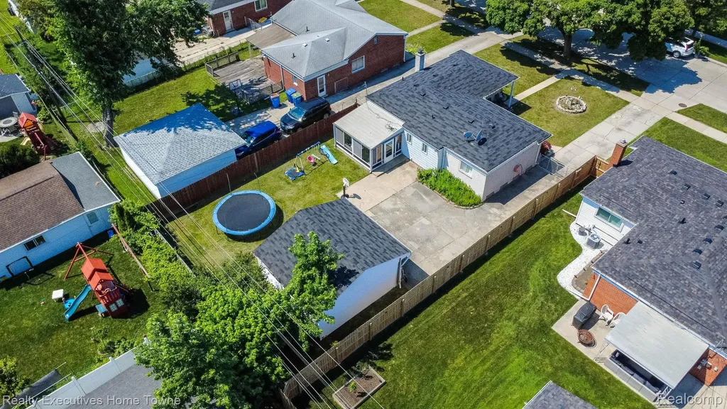 32566 Revere Drive Warren City MI 48092