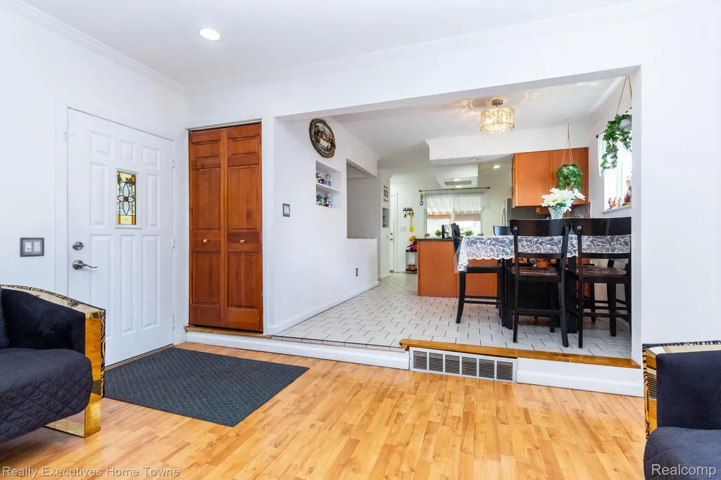 32566 Revere Drive Warren City MI 48092