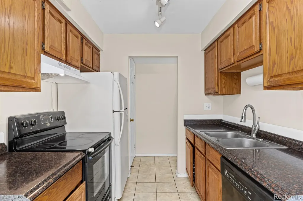8136 Busko Warren City MI 48093