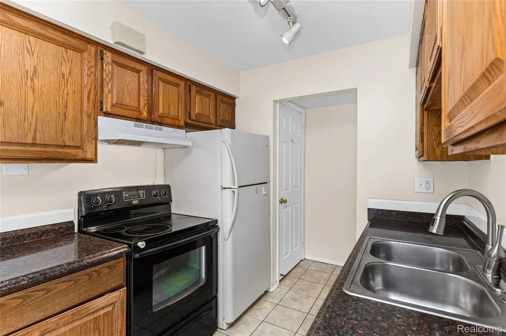8136 Busko Warren City MI 48093