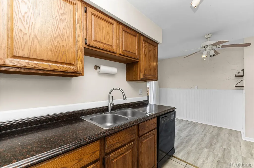 8136 Busko Warren City MI 48093