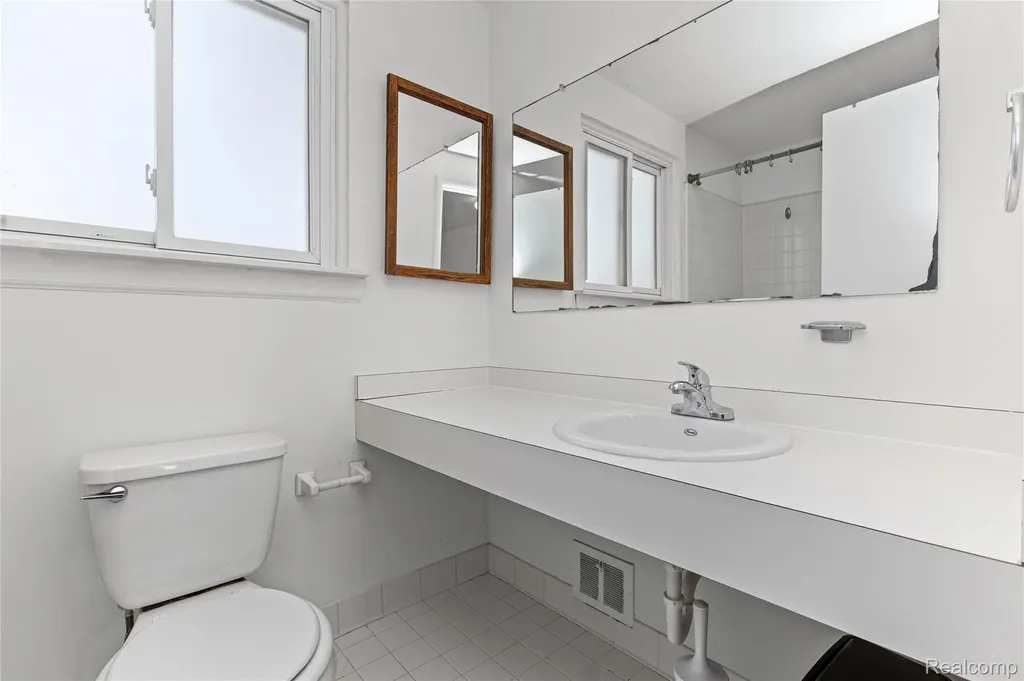 8136 Busko Warren City MI 48093