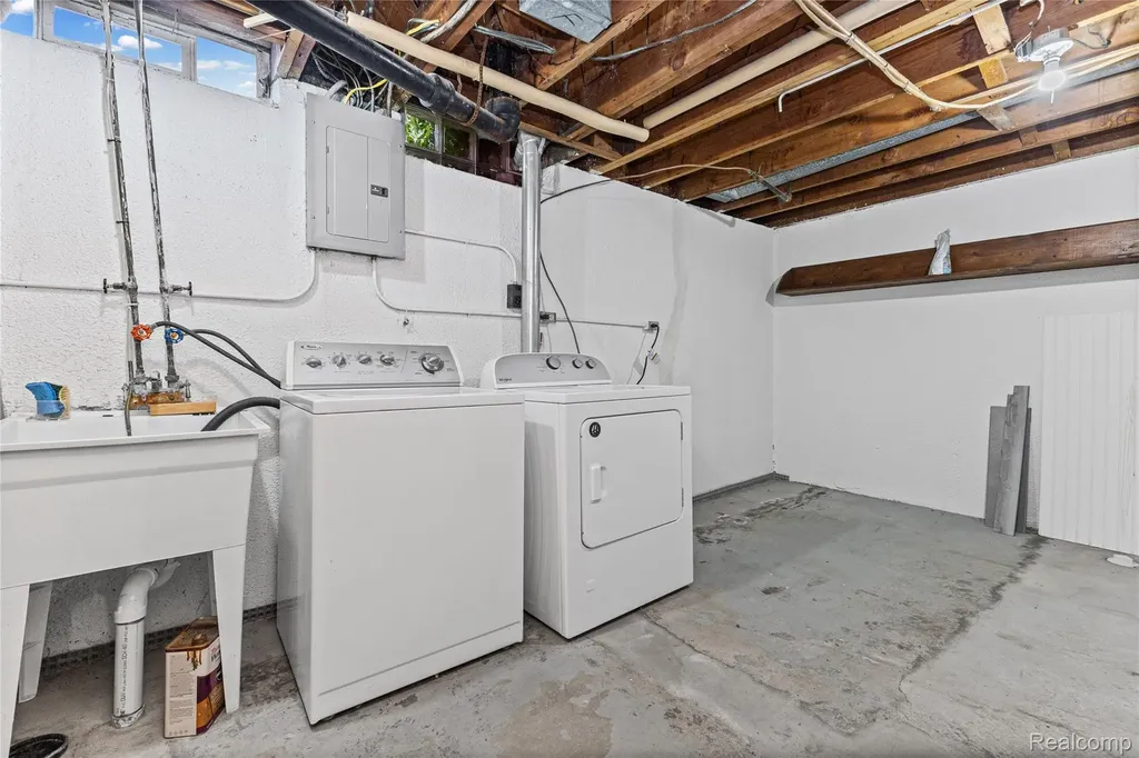 8136 Busko Warren City MI 48093