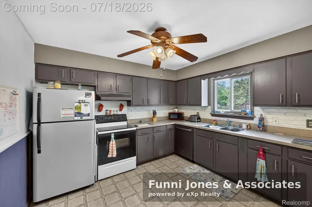9650 Woodland Court York Charter Township MI 48197