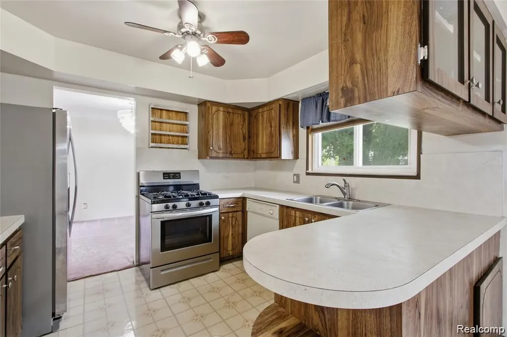 11721 Robinwood Boulevard Warren City MI 48093