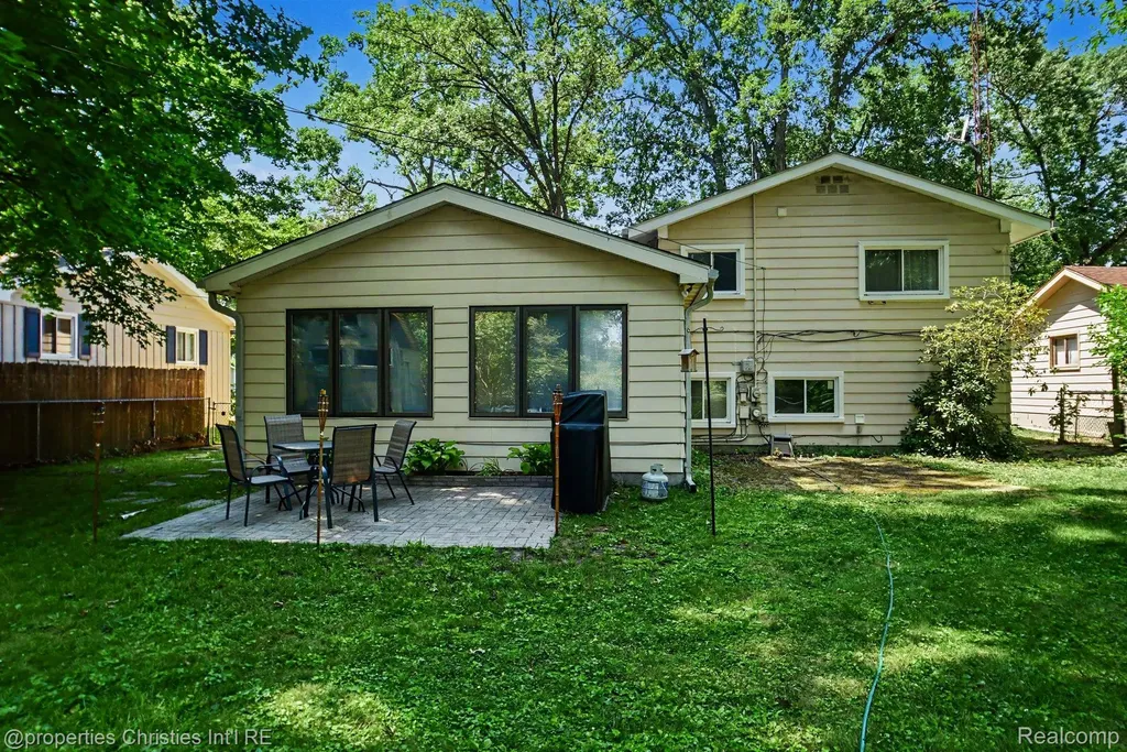 3304 Riverside Drive Port Huron City MI 48060