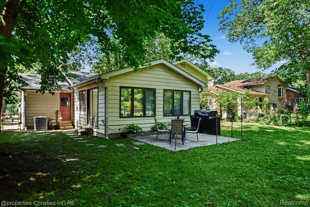 3304 Riverside Drive Port Huron City MI 48060