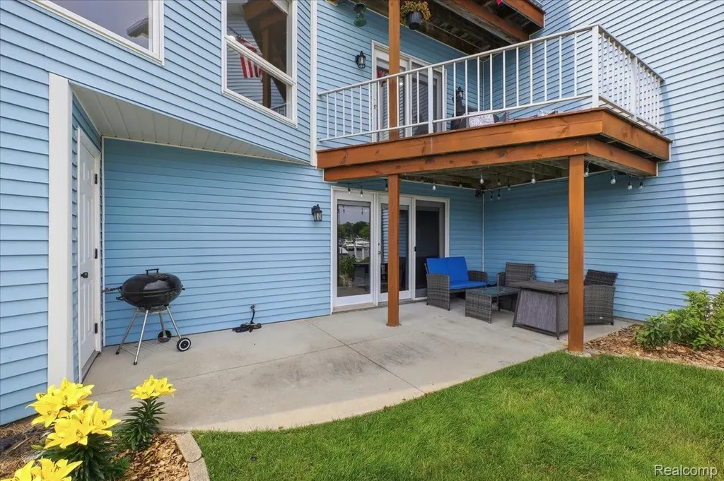 827 N Pointe Port Huron City MI 48060