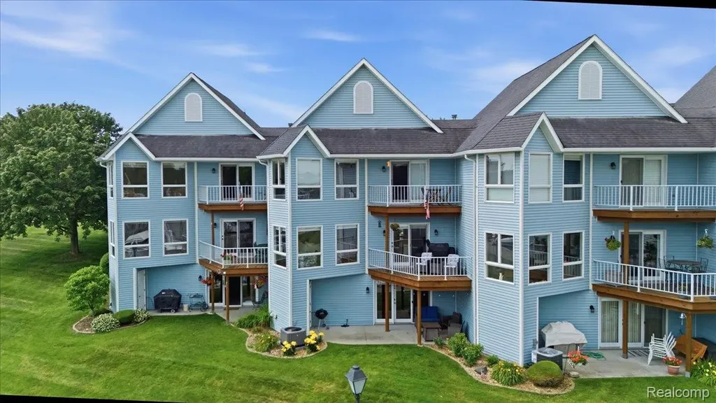 827 N Pointe Port Huron City MI 48060