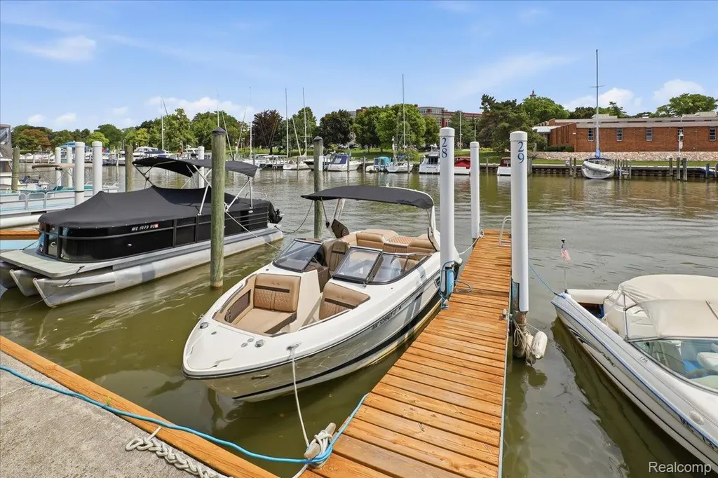 827 N Pointe Port Huron City MI 48060