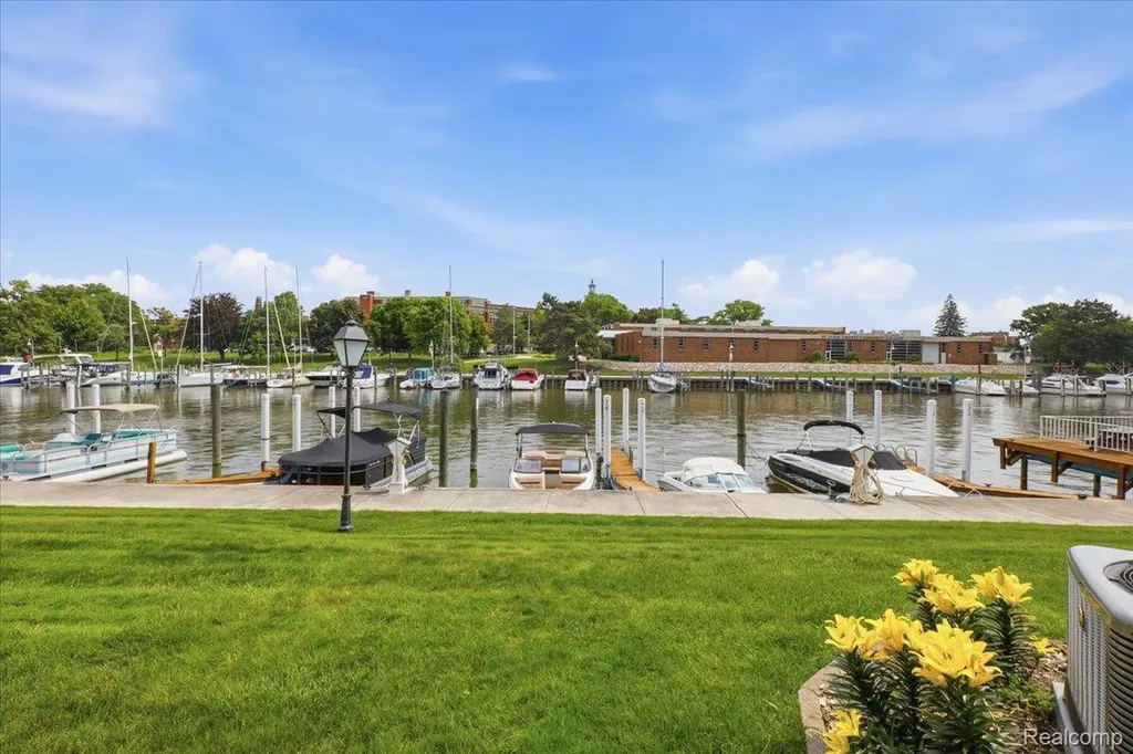 827 N Pointe Port Huron City MI 48060