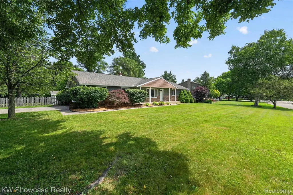 11498 Fox N Hounds Drive White Lake Charter Township MI 48386