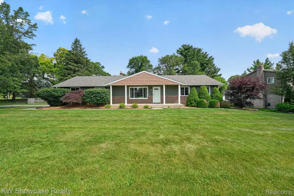 11498 Fox N Hounds Drive White Lake Charter Township MI 48386