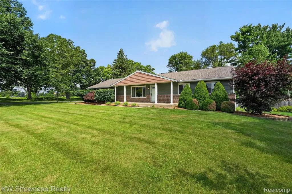 11498 Fox N Hounds Drive White Lake Charter Township MI 48386