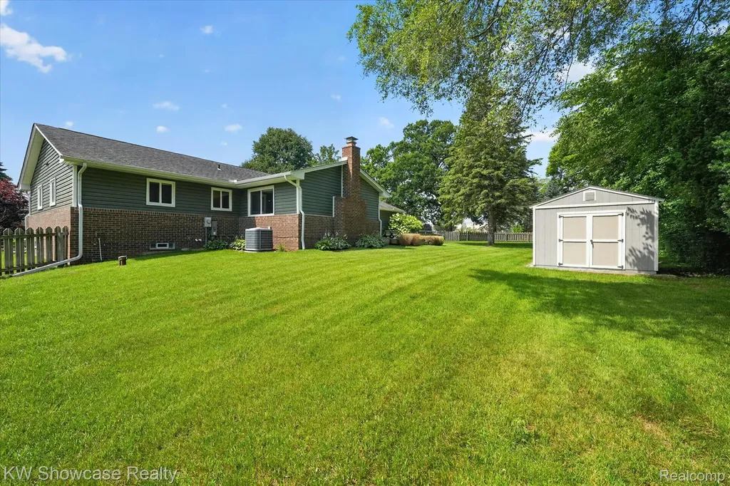11498 Fox N Hounds Drive White Lake Charter Township MI 48386