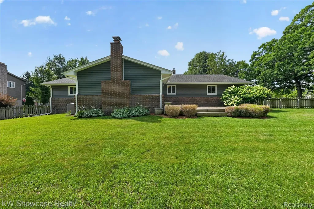 11498 Fox N Hounds Drive White Lake Charter Township MI 48386