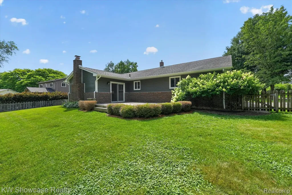 11498 Fox N Hounds Drive White Lake Charter Township MI 48386