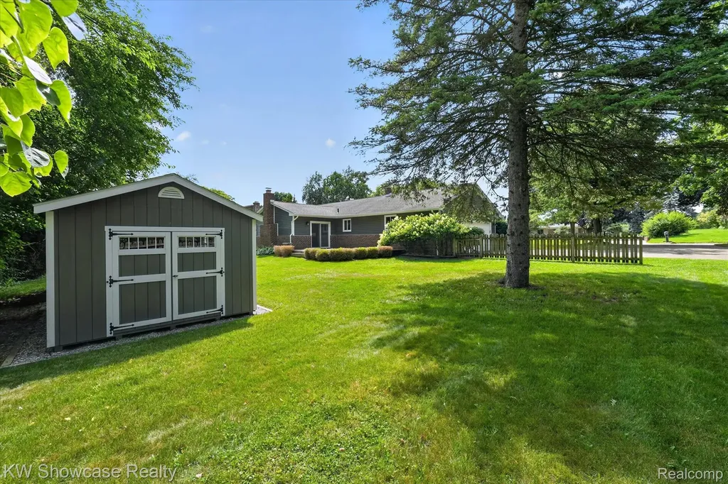 11498 Fox N Hounds Drive White Lake Charter Township MI 48386