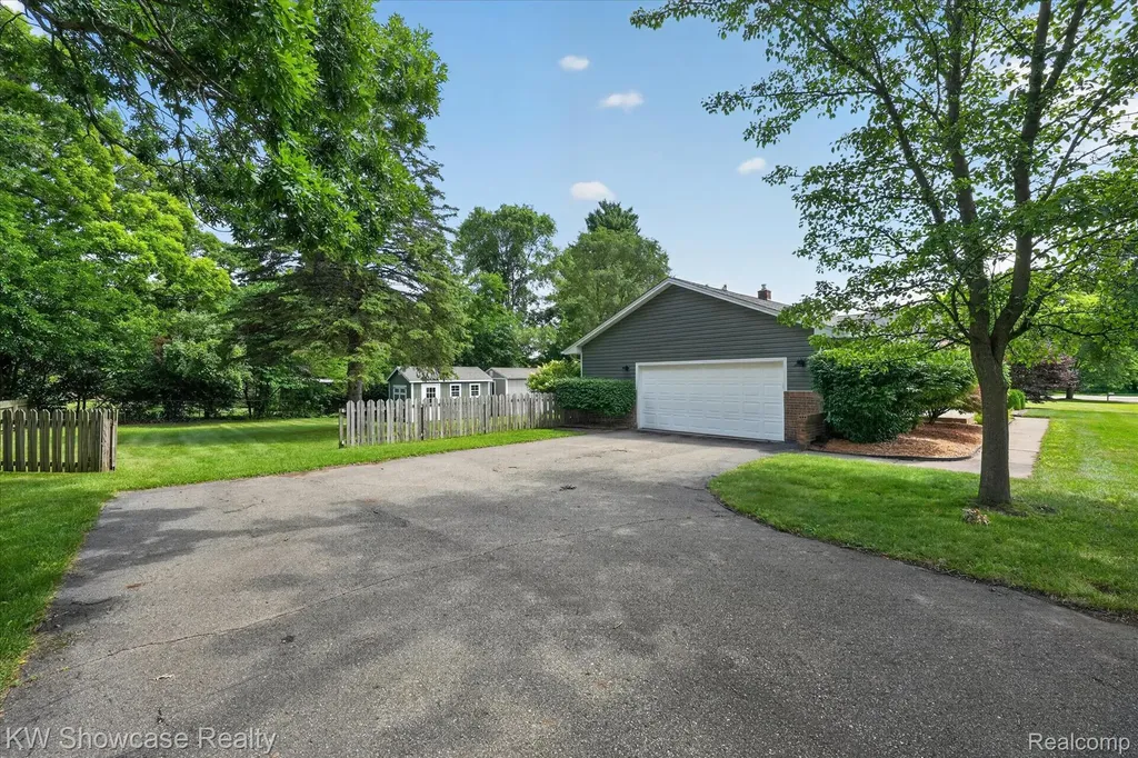 11498 Fox N Hounds Drive White Lake Charter Township MI 48386